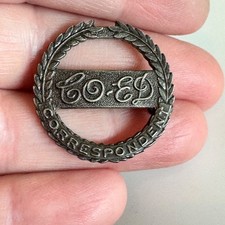 Co Ed Correspondent Pin Bronze Tone Wreath Journalism Badge Vintage picture