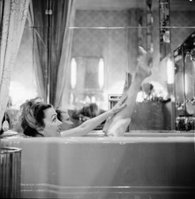 Actress Gloria Swanson photographed bathtub New York City 1960 Old Photo 4 picture