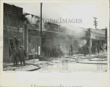 1950 Press Photo Willoughby, Ohio, firemen work as a Woolworth store burns picture