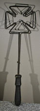 Vtg Double Wire Rug Beater Maltese or German Cross Design with Wood Handle 17.5