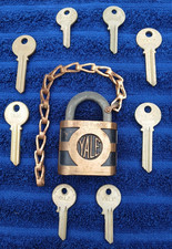 Vintage Yale & Towne Super Pin Tumbler Brass Lock Padlock w/ 8 Yale Key Blanks picture