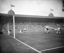 Welsh goalkeeper William Short beaten by Englands Tom Finney o- 1952 Old Photo picture