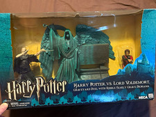 NECA Harry Potter vs Lord Voldemort Graveyard Duel Riddle Family Grave Diorama picture