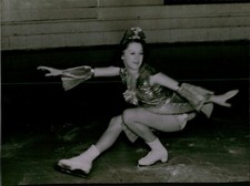 LG862 Original Photo DOROTHY LEWIS Ice Skating Star Spinning Twirl Performance picture