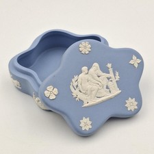 Vintage 1952 Wedgwood Lavender Pale Blue Jasperware Pentafoil Box RARE PATTERN picture