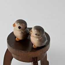 Vintage Hagen Renaker Birds Mama Robin and baby Miniatures 1/2 inch picture
