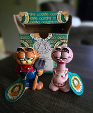 Vintage Enesco Garfield Ceramic Salt and Pepper Shakers Set Original Box Rare picture