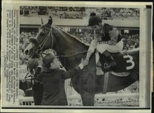 1966 Press Photo Johnny Longden congratulates Bill Shoemaker following race picture