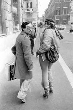 Leo Gullotta Italian showgirl Maria Grazia Buccella walking just o- Old Photo picture