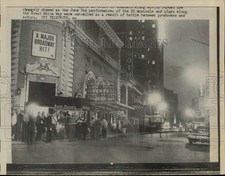 1960 Press Photo Crowd waiting outside the Booth Theater along W. 45th Street picture