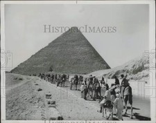 1952 Press Photo Crowd approaching the Great Pyramid of Cheops in Cairo picture