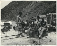 1930 Press Photo Rescue workers wait to enter mine collapse arear picture