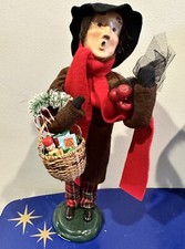 Byers Choice Caroler Man 1999 Basket of Toys Apples Wreath  13