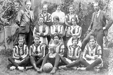 Hzz-27 Women's Team Winners, The Hospital Cup, Ripley, Derbys 1916-17. Photo picture