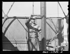 Photo:Oilfield Worker Drilling Rig 1935-1945 Industrial Labor picture