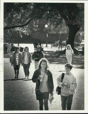1987 Press Photo Newcomb coeds on their way to class in front of Newcomb Hall picture