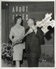 1961 Press Photo Mrs. America Rosemary Murphy and Bea Alexander in Los Angeles picture