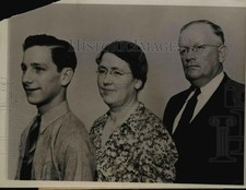 1938 Press Photo Leon C. Phillips with Mrs. Phillips and Son Robert Phillips picture
