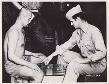 1945 Press Photo WW2 Prisoner from Battle of Peleliu plays Acey-Deucey with USCG picture