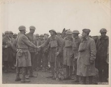 WW1 US AEF Official 1918 Soldiers shaking hands France WWI 8x6.5 Rare Photo picture