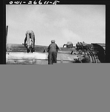 Clinton Iowa 1910s Chicago Northwestern Women Wipers Cleaning Locomotive picture