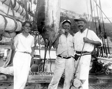 ERNEST HEMINGWAY WITH MARLIN (FISH) IN HAVANA HARBOR IN 1932 8X10 PHOTO picture
