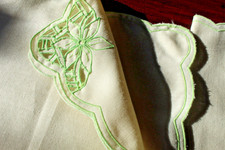 6 Vtg White Linen Napkins Green Embroidery Cutwork Corner Scalloped Edges 15x15
