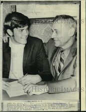 1970 Press Photo LSU Press Maravich and Carl Siener at intent signing picture
