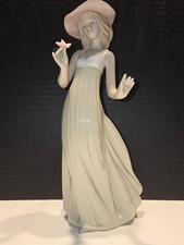 Nao by Lladro 1158 Gentle Breeze Lady Pink Hat Flower Porcelain Figurine Spain picture