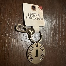 Universal Horror Unleashed Psycho Bates Motel #1 Keychain Horror Nights New NWT picture
