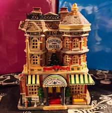Lemax Coventry Cove Oxford Hotel Lighted Resin Village House w/ Box 2005 picture
