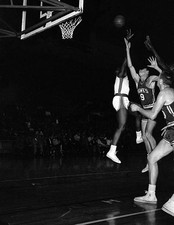 Bob Pettit of St Louis Hawks shoots against Syracuse Nationals 196- Old Photo picture