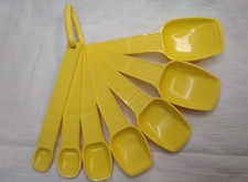 VTG Tupperware 8pc Yellow Measuring Spoons & Ring Set Complete (flaw) on tbsp picture
