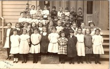 RPPC, Grade School CLASS PHOTO  Children/Schoolhouse/Moulder  1909 Postcard picture