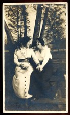 Antique Photo 1910's PRETTY WOMEN AFFECTIONATELY HOLD HANDS Lesbian Interest picture