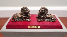HSBC PAIR OF LION STATUE ON WOOD BOARD - SIZE: L19.5 X W8 X H7CM - RESIN MADE picture