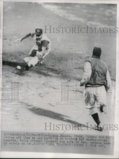 1956 Press Photo Philadelphia Roberts safe at 2nd vs Reds Johnny Temple picture