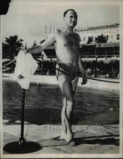 1939 Press Photo Judge George Murphy in pool at Roney Plaza Cabana Club in Miami picture
