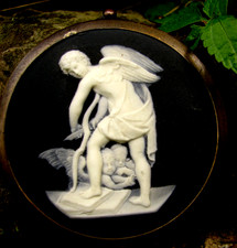 WEDGWOOD XRARE 18/19 CENTURY BLACK DIP  ROUND MEDALLION CHERRUB AND BOW MUSEUM picture