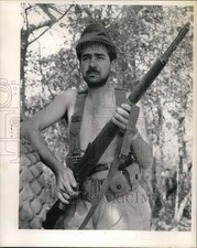 1955 Press Photo Costa Rican soldier, Rodolfo Carrillo stands guard near Puercos picture