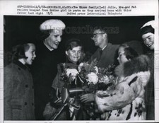 1958 Press Photo Nixon Family Mrs. and Pat receive Bouquets from Eskimo Girl picture