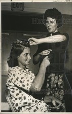 1964 Press Photo Hurricane Hilda- Fixing Mrs.Thelma Delacruz's hair - noa03234 picture