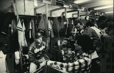 1987 Press Photo End Of Record Streak Brings Baseball Reporters To Locker Room picture
