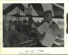 1989 Press Photo Edward Hutchinson at firework stand on U.S. 190 Service road picture
