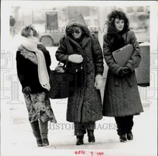 1984 Press Photo Women walk down street during winter storm in Denver picture