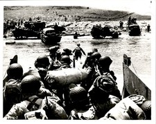 LD432 1984 2nd Gen Photo INVASION BEACH 1944 NORMANDY WWII ALLIED TROOPS picture