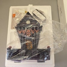 Nightmare Before Christmas Town Hall & Mayor’s Car 2005 Hawthorne Village Disney picture