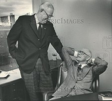 1984 Press Photo Francis E. Ferguson and Herbert E. Dunning chat - mjb13752 picture