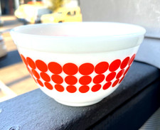 VINTAGE PYREX WHITE MILK GLASS W/ ORANGE DOTS MIXING BOWL 401 1.5 PT picture