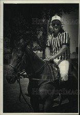 1988 Press Photo Jamie Uihlein, on a horse getting ready to umpire polo game. picture